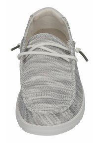 Sneaker grigio con texture, con una morbida parte superiore intrecciata, lacci bianchi e suola bianca flessibile. Presenta una punta arrotondata e un design minimalista.