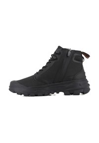 Botín negro de altura media con upper texturizado, puntera reforzada, cremallera lateral y suela resistente con profundas bandas de rodadura para mayor tracción.