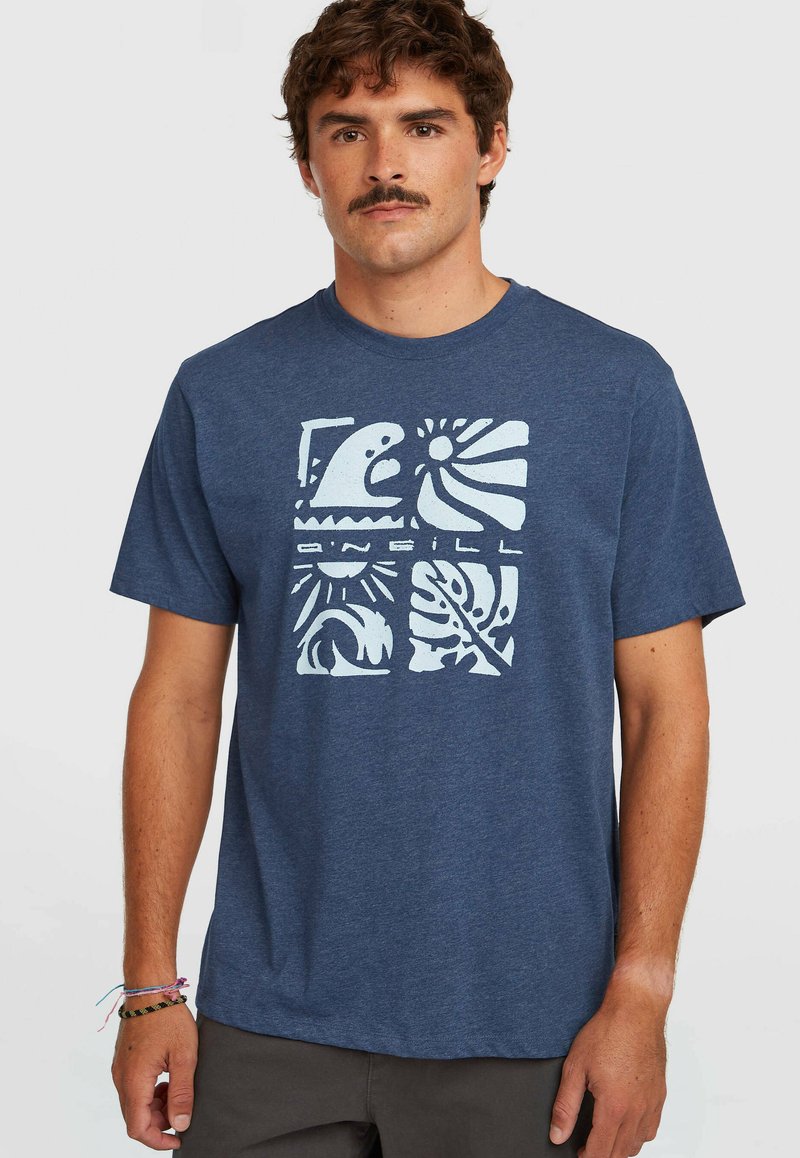 Marineblå bomuld T-shirt med korte ærmer, der har et hvidt grafisk design af bølger og sol i et gittermønster.