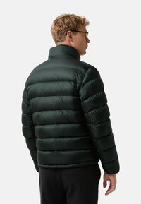 Grüne Pufferjacke mit hohem Kragen, glänzender Textur, horizontal gesteppten Abschnitten und elastischen Bündchen, von hinten betrachtet.