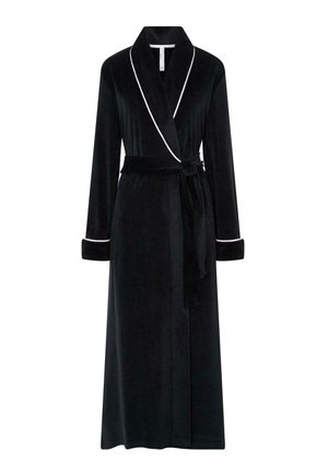 Ropa de terciopelo negra con mangas largas, acentos en blanco, diseño de envoltura, bolsillos laterales y un cinturón a juego para el cierre. Textura suave.