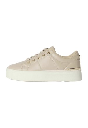 Sneakers in pelle beige con suola bianca piatta, caratterizzati da un design con lacci e sottili dettagli dorati sul lato. Texture liscia, stile minimalista.