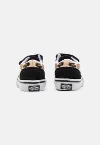 Czarne zamszowe i brązowe płócienne sneakersy niskie z białą gumową podeszwą; mają wzór w panterkę, wyściełany kołnierz i detale logo z tyłu.