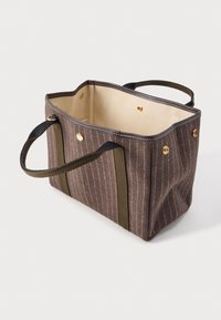 Καφέ τσάντα tote από ριγέ ύφασμα με σκούρες πράσινες λαβές και χρυσά κουμπιά, δείχνει μπεζ φόδρα στο εσωτερικό και δομημένο σχήμα.