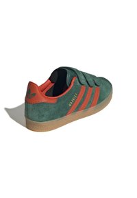 adidas Originals GAZELLE UNISEX - Trainers - collegiate green/preloved red/gum 3