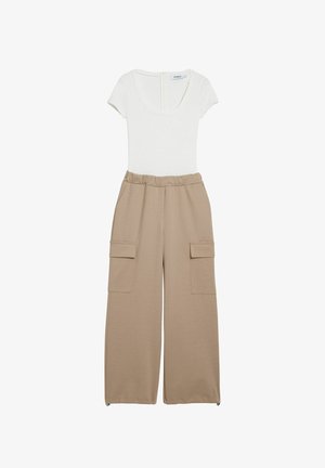 Biały, prążkowany kombinezon na krótki rękaw z okrągłym dekoltem, zestawiony z beżowymi spodniami cargo o szerokich nogawkach, z bocznymi kieszeniami i elastycznym paskiem.
