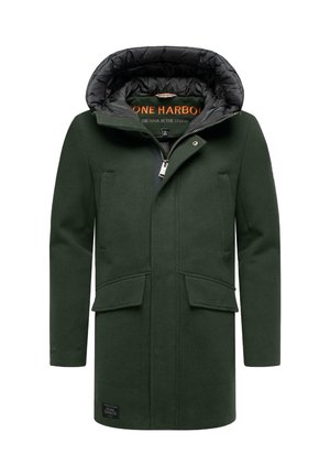 Manteau en laine vert avec une capuche noire matelassée, fermeture éclair à l'avant, deux poches avant spacieuses et un patch logo près de l'ourlet.