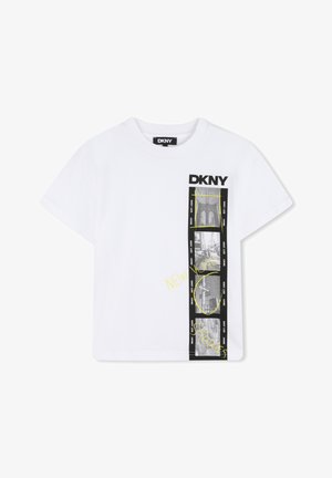 T-shirt en coton blanc avec le logo DKNY. Impression graphique avec un motif de pellicule noire et des accents jaunes, mettant en valeur des images de New York. Manches courtes.