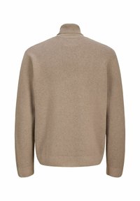 Beeži pullover-sviiter kõrge kraega, ribitud tekstuuriga ja pikkade varrukatega. Seljaosa on sujuva ja puhta disainiga ilma kaunistusteta.