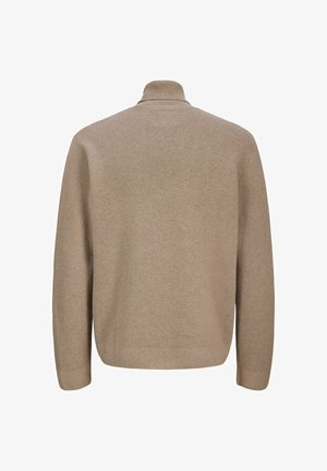 Beżowy sweter z wysokim kołnierzem, prążkowaną strukturą i długimi rękawami. Tył ma gładki, czysty design bez ozdób.