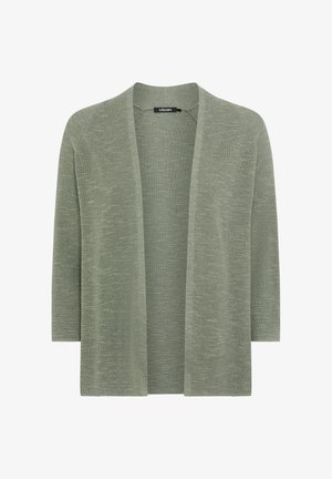 Cardigan vert olive clair ouvert sur le devant avec manches 3/4, texture en maille côtelée et étiquette de marque "olsen" au niveau du col.