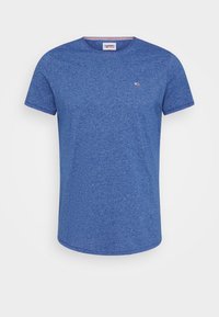 Camiseta azul de manga corta hecha de tejido texturizado. Presenta un cuello redondo, un pequeño logo en el pecho y un dobladillo recto.