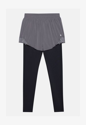 Sportshorts mit einer gefalteten grauen oberen Schicht und enganliegenden schwarzen Leggings darunter. Elastischer Bund, leichtes Material und glatte Textur.
