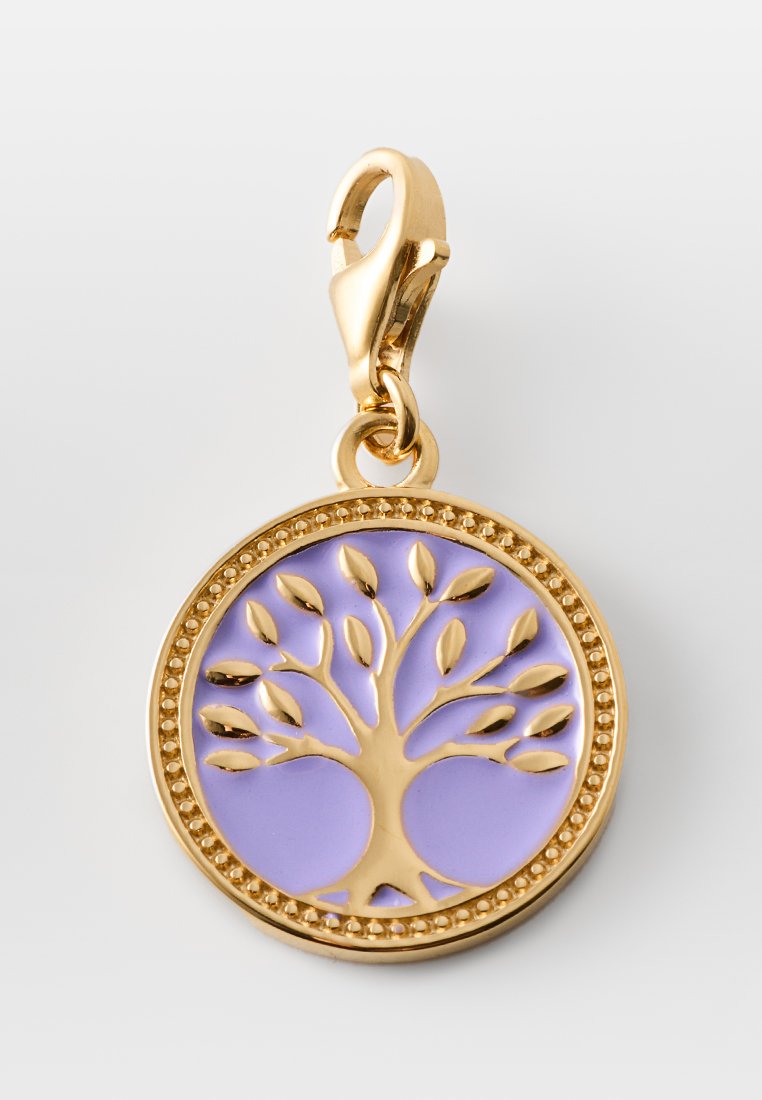 Goldener Baum-Anhänger mit einem lavendelfarbenen, rundlichen Hintergrund, der ein ausgestanztes Baumdesign und eine Perlenverzierung am Rand aufweist.