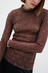 Maglietta a maniche lunghe realizzata in tessuto marrone traslucido e texturizzato con collo alto. Caratterizzata da un aspetto simile a pizzo e una silhouette aderente.