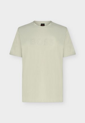 Ανοιχτό μπεζ κοντομάνικο T-shirt με στρογγυλή λαιμόκοψη, διακριτικό ανάγλυφο λογότυπο "BOSS" στο στήθος και μαύρη ετικέτα στο λαιμό.