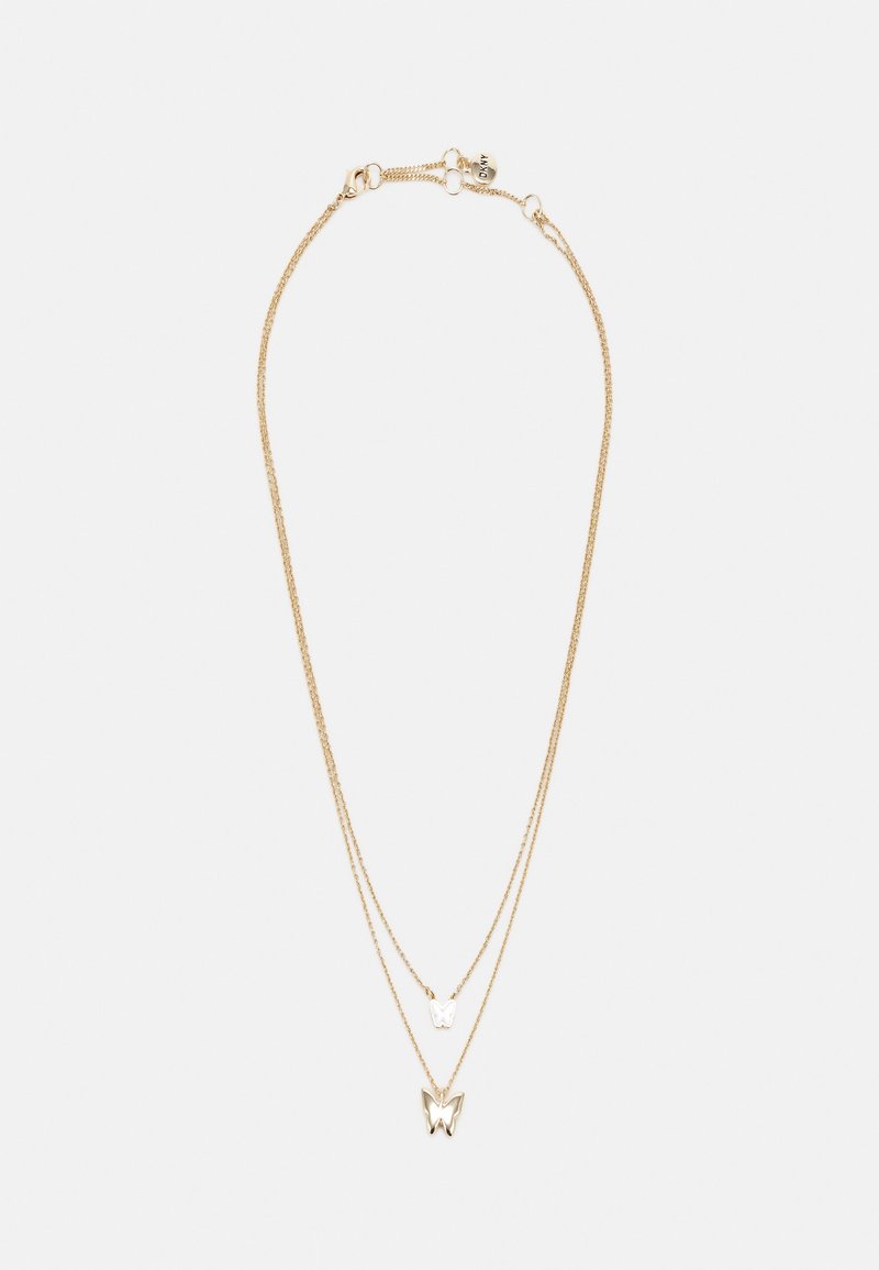 Collier double couche doré avec deux pendentifs papillon sur de fines chaînes, un plus petit et un plus grand, fermoir et chaîne d’extension visibles.
