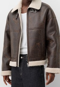 Bershka Jacka i konstläder - dark brown