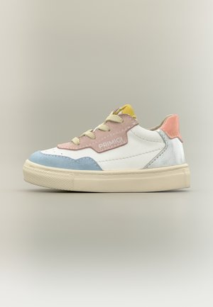 Baskets basses avec base blanche, bout bleu pastel, superposition rose, languette jaune, languette de talon corail, semelle beige, et logo "Primigi" sur le côté.