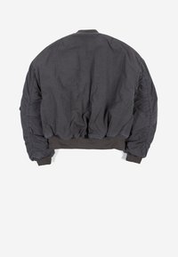 Σκούρο γκρι bomber μπουφάν με ριμπ μανσέτες και ρέλι, εμφανίζεται από πίσω σε απλό λευκό φόντο.