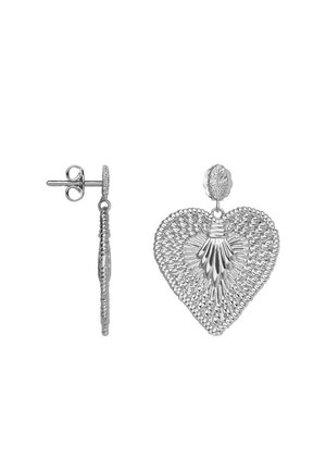 Boucles d'oreilles pendantes en forme de cœur en argent avec des détails texturés et un motif de coquille Saint-Jacques suspendu à de petits clous.