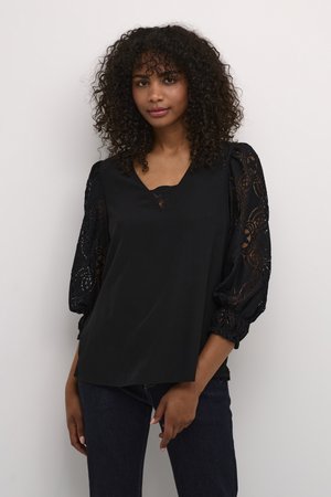Zwarte blouse met een V-hals, voorzien van gepofte zwarte kanten mouwen en een gladde body. Het kant heeft een decoratief patroon detail.