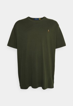 Ciemnozielony t-shirt z krótkim rękawem i okrągłym dekoltem, z małym haftowanym pomarańczowo-białym logo na lewej piersi.