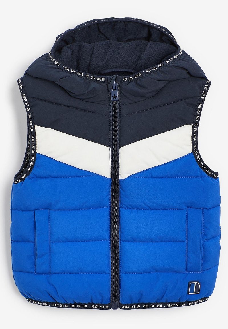 Bezrękawnik ocieplany z kapturem w kolorach niebieskim, białym i granatowym, z frontowym zamkiem błyskawicznym, dwoma kieszeniami oraz zdobieniem z napisem "Ready Set Go Time For Fun".