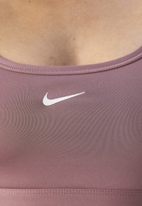 Nike Performance BRA - Sportski grudnjak s blagom potporom - smokey mauve/white