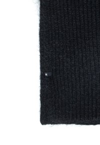 Melnā adīta šalle ar ribotām tekst�ūrām, kuras stūrī ir neliela birka ar baltu zvaigznīti. Mīksta, silta auduma.