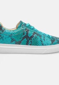 Türkise Sneakers mit einem strukturierten Schlangenledermuster, weißer Gummisohle und passenden Schnürsenkeln. Seitenansicht mit runder Zehenform.