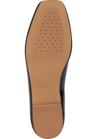 Soletta in pelle verniciata nera con gomma testurizzata color testa di moro. Presenta fori di ventilazione e il marchio in rilievo "GEOX ITALIAN PATENT".
