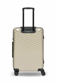 Beige harde koffer met chevrontextuur, vier draaibare wielen en een verlengbare zwarte telescoopgreep op een witte achtergrond.