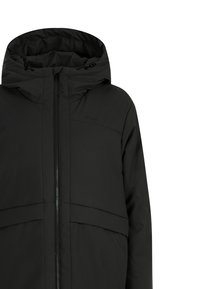 Chaqueta aislante negra con capucha, con cremallera frontal, detalles en panel y textura suave. Incluye bolsillos para mayor funcionalidad.