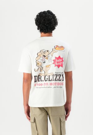Cremfarbene Baumwoll-T-Shirts mit einem Cartoon-Hund in einem Arzt-Outfit, der einen Hotdog hält, sowie buntem Text und grafischen Details auf dem Rücken.