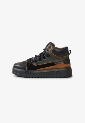 High-top sneakers van zwart leer en groen gestructureerd materiaal, met accenten van oranje suède, zwarte veters en een rubberen zool met merkopdruk.