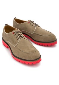 RYŁKO Sznurowane obuwie sportowe