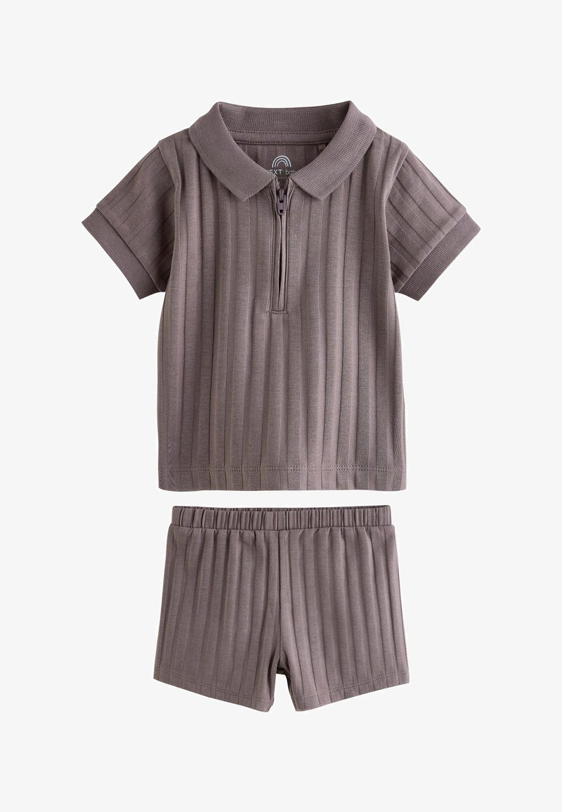 Polo à manches courtes côtelé avec fermeture éclair et short assorti à taille élastique côtelée de couleur brun pâle.