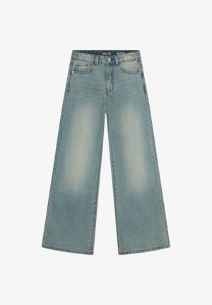 Jean large bleu clair en denim, présentant un effet délavé, un design à cinq poches et des coutures contrastantes.