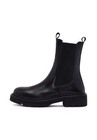 Czarne skórzane botki za kostkę z elastycznymi bocznymi panelami i teksturowaną, masywną podeszwą. Wyposażone w pętelki po bokach dla wygodnego zakładania.