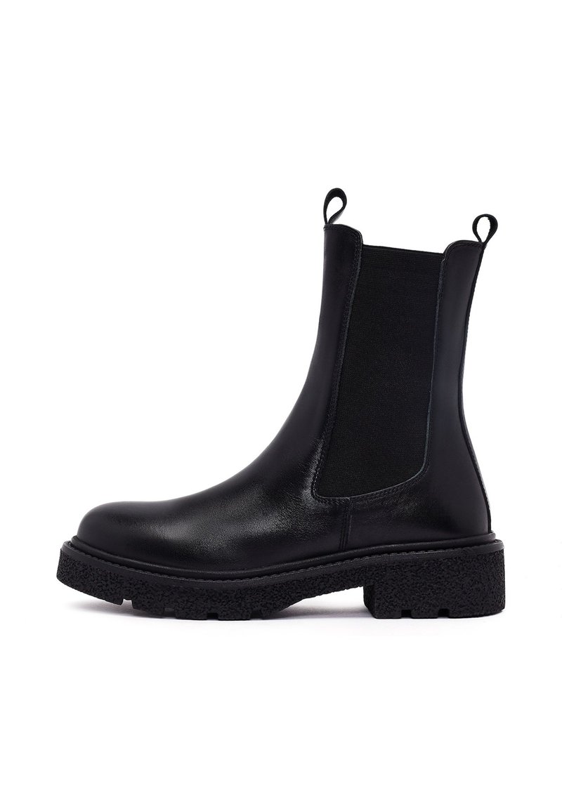 Czarne skórzane botki za kostkę z elastycznymi bocznymi panelami i teksturowaną, masywną podeszwą. Wyposażone w pętelki po bokach dla wygodnego zakładania.
