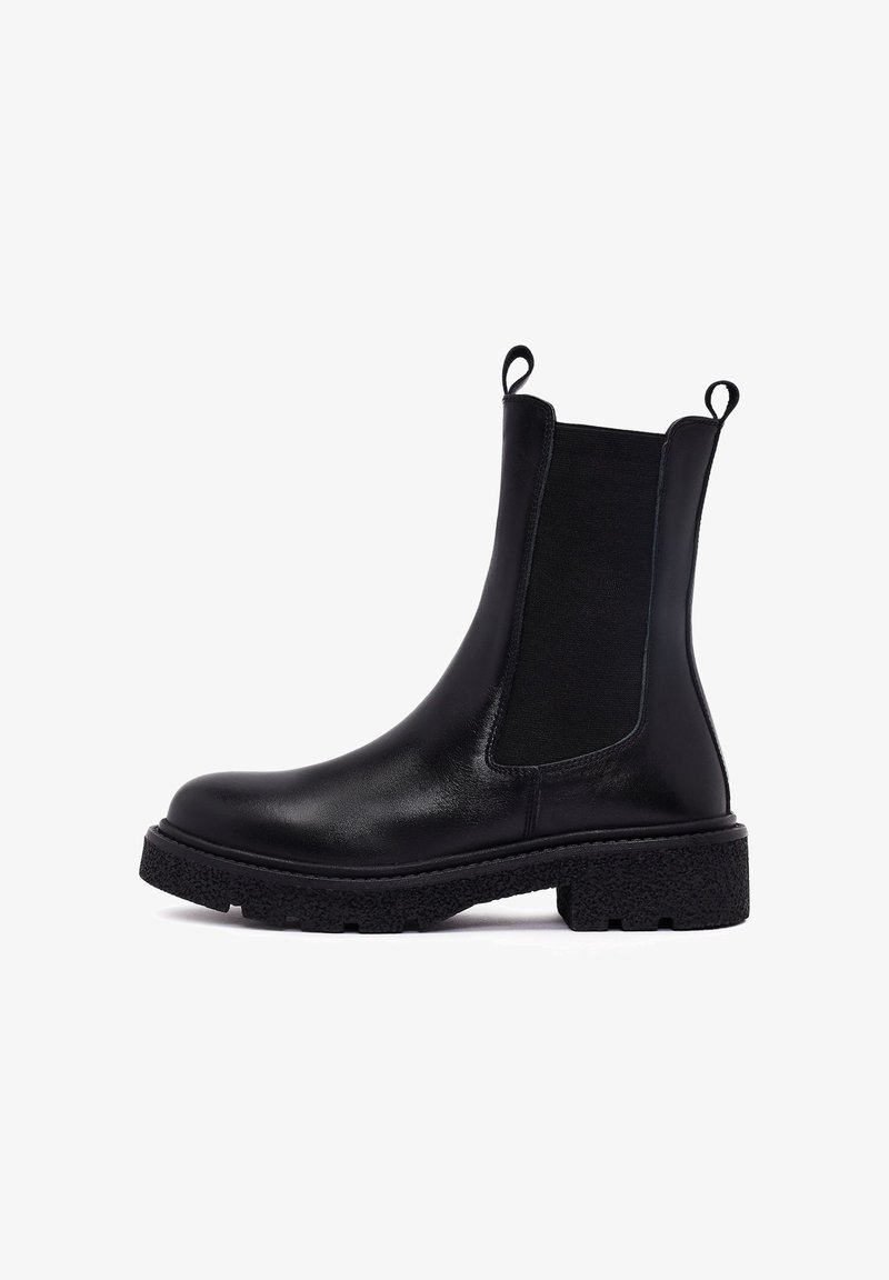 Czarne skórzane botki za kostkę z elastycznymi bocznymi panelami i teksturowaną, masywną podeszwą. Wyposażone w pętelki po bokach dla wygodnego zakładania.