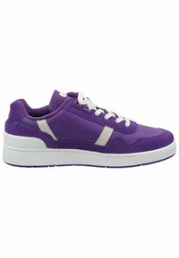 Fioletowe sneakersy z połączeniem gładkiej i zamszowej tekstury, białymi sznurowadłami oraz kontrastującymi białymi akcentami po bokach i na podeszwie.