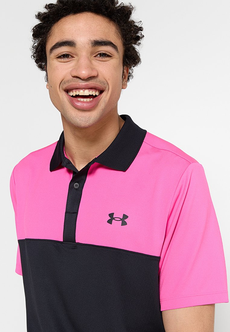 Poloshirt in strahlendem Pink und Schwarz, mit Kragen, kurzen Ärmeln und einem schwarzen Logo auf der Brust. Glattes Material mit kontrastierenden Farben.