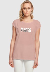 Rosa Baumwoll-T-Shirt mit dem Schriftzug "PARIS" in großen, weißen Buchstaben und strukturiertem Muster. Kurze Ärmel, runder Halsausschnitt, lockere Passform.