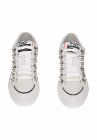 Sneakers bianchi con rivetti argentati lungo i lati, design con lacci, punta arrotondata, suola bianca texturizzata e linguetta con marchio e dettagli a contrasto.