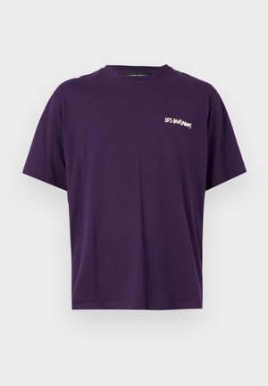 Lila T-Shirt mit kurzen Ärmeln und Rundhalsausschnitt mit kleinem weißen "LES BENJAMINS"-Logo auf der oberen linken Brust.