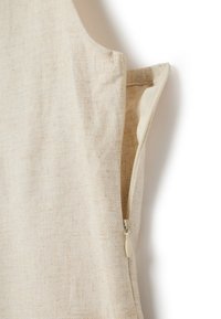 Beiger Leinenstoff mit strukturierter Oberfläche, der einen halben Reißverschluss an der Seite aufweist. Einfaches, ärmelloses Design mit sauberen Kanten.