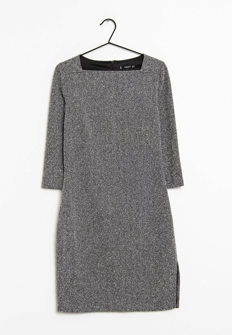 Robe en chevrons gris avec des manches trois-quarts, un décolleté carré et une fermeture éclair au dos ; dispose d'un fente latérale pour faciliter les mouvements.