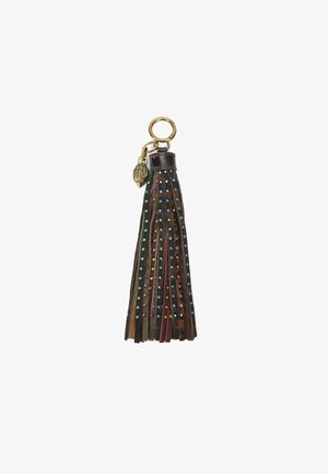 Porte-clés en cuir avec un pompon multicolore, doté d'un anneau en laiton circulaire et d'un détail décoratif en forme de main.